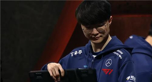 자리 정리하는 T1 '페이커' 이상혁. [2023 미드 시즌 인비테이셔널(MSI) 공식 중계 캡처]